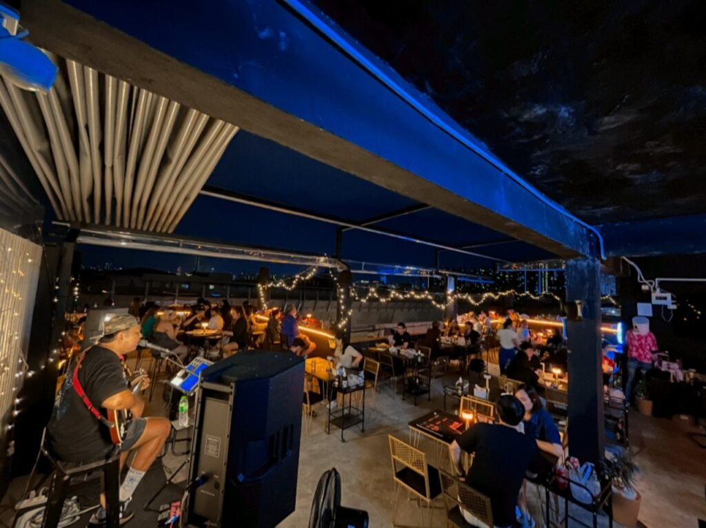 ติดเทรน Rooftop Bar ร้านอาหารแถวจรัญ บรรยากาศดี