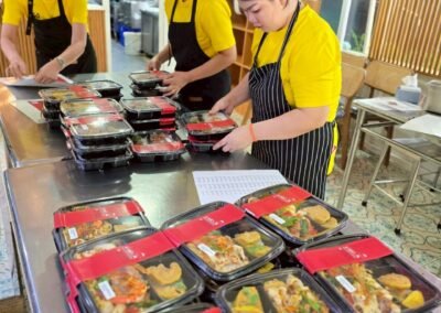 ราดหน้าอาหลิว รับทำข้าวกล่อง Lunch Box & Set Box premium อาหารกลางวัน ประชุม สัมมนา งานเลี้ยง งานบุญ งานศพ
